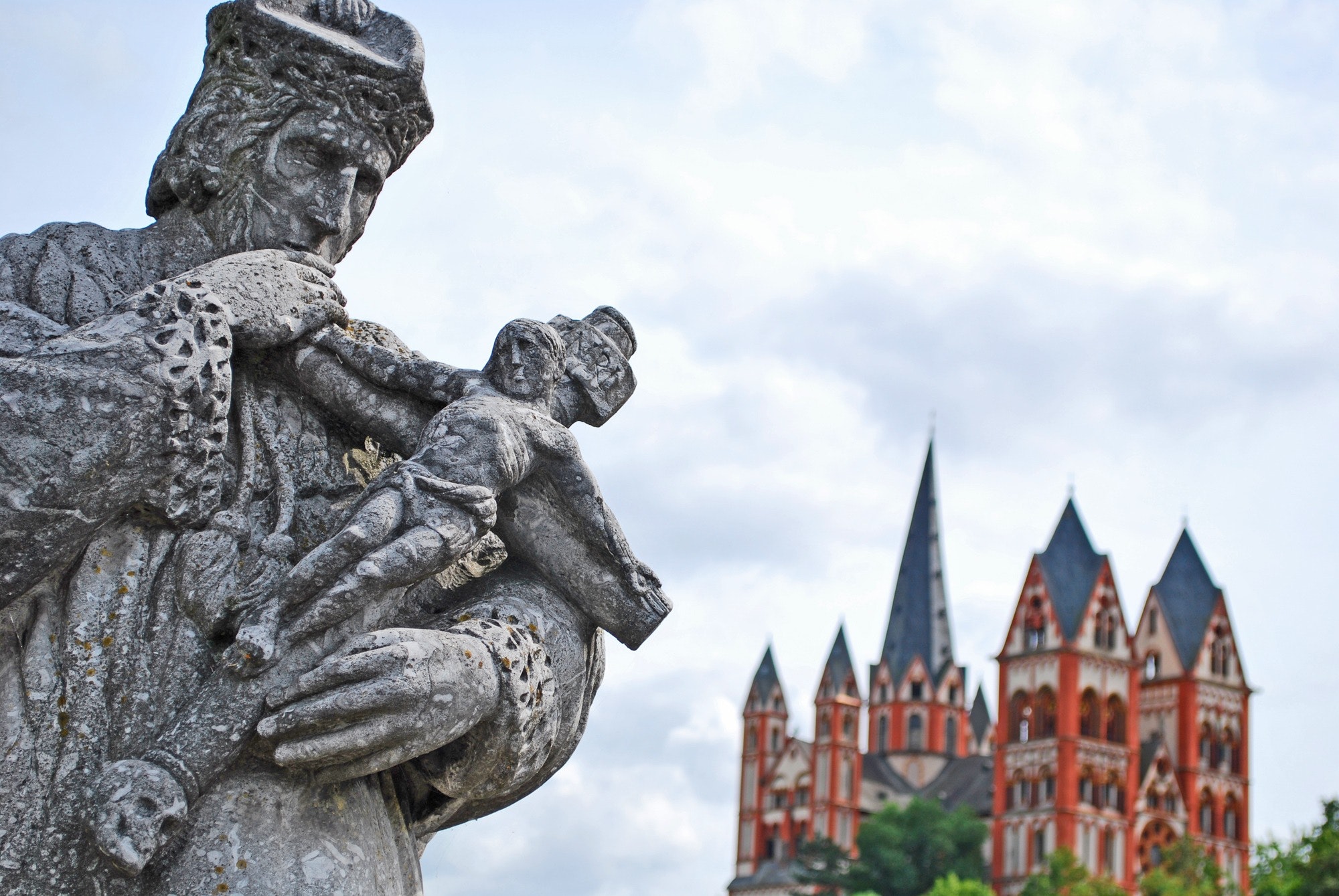 Staty med kyrka i bakgrunden.